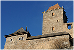 Hrad Kaperk byl vybudovn na severozpadnm vbku hory dnova, 3 km severn od Kaperskch Hor v nadmosk vce 886 m.
          Nechal jej zaloit v roce 1356 esk krl a msk csa Karel IV. Dvody k zaloen tohoto stnho hradu byly: poteba zajistit ostrahu zemsk hranice se sousednm Bavorskem, ochrana zlatonosn oblasti Kaperskch Hor a zajitn bezpenosti na nov zzen obchodn komunikaci zvan Zlat stezka. Ta spojovala echy s Bavorskem a dle s vysplmi oblastmi zpadn Evropy.