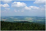 Kle je s nadmoskou vkou 1083 m n. m. nejvy hora Blanskho lesa, kter je soust umavskho podh. Le 6 km severozpadn od eskho Krumlova a 18 km na jihozpad od eskch Budjovic.