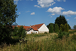 Jeden z mnoha mohutných, osamocených statků ve vesnici pod Slepičími horami (v Kondrači).