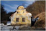 Pleovice le severn od eskho Krumlova, asi 1,5 km na severozpad od Zlat Koruny.