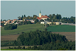 Obec v okrese České Budějovice asi 10 km severně od Kaplice a asi 5 km východně od Velešína. Rozprostírá se na návrší, zvaném Ločenická hora nad řekou Malší v nadmořské výšce 614 m a umožňuje pěkný výhled do okolí.