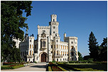 Hluboká nad Vltavou-novogotický zámek zasazený v anglickém parku asi 10 km od Českých Budějovic.