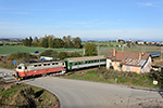 242 207-9, trať: 220 Praha - České Budějovice (přejezd u Horusic), foceno: 18.10.2014