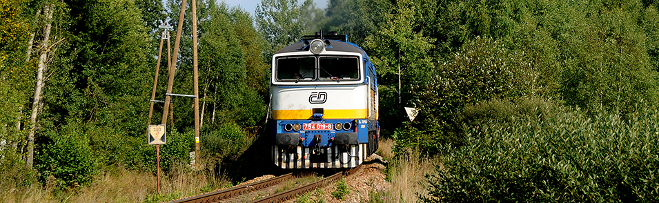 754 019-8 na trati 194 odjíždí ze stanice Nová Pec do Černého Kříže