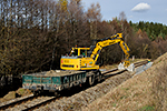 Dvoucestné rypadlo LIEBHERR LITRONIC 900, trať: 194 České Budějovice - Černý Kříž (Šebanov), foceno: 08.11.2013